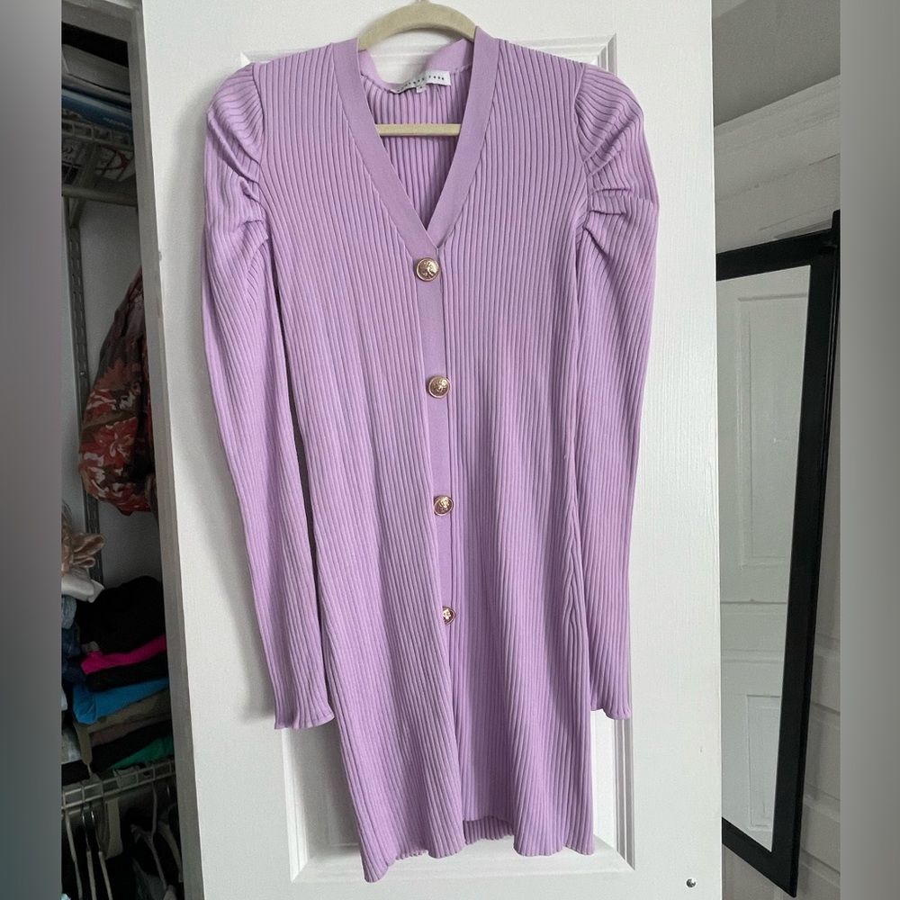 Ribbed textured sweater dress. Puff sleeve detail. Lavender color